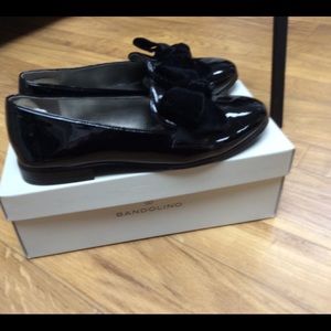 Bandolino Shoes patent leather with velvet bow